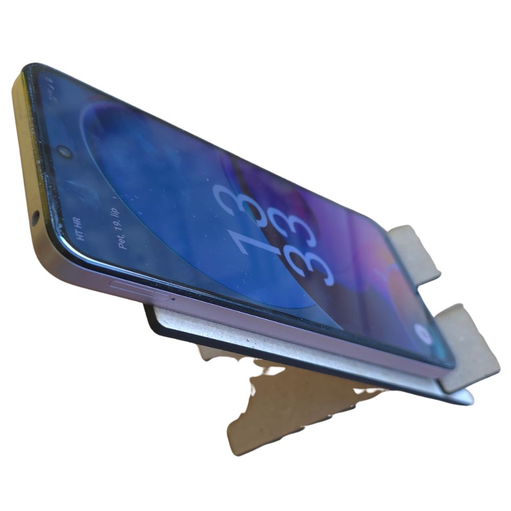 Drveni stalak za mobitel – personalizirani graviranjem natpisa ili slike