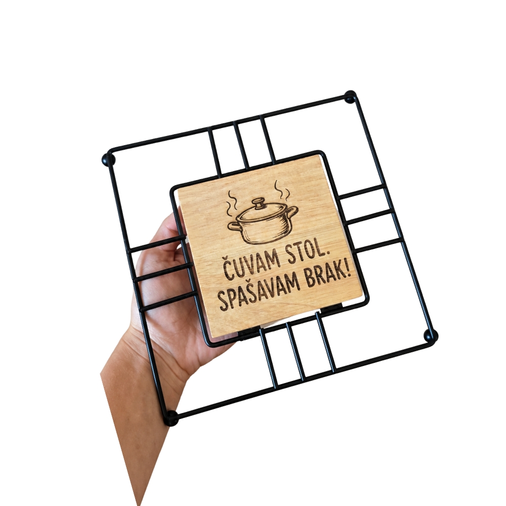 Personalizirani podmetač za lonce od bambusa s metalom – 18 × 18 cm