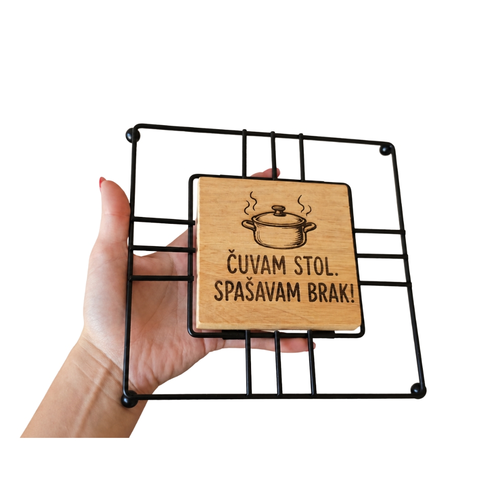 Personalizirani podmetač za lonce od bambusa s metalom – 18 × 18 cm